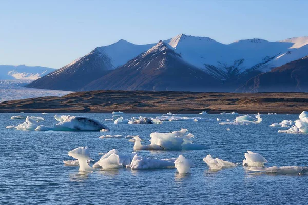 Gletsjermeer met ijsbergen — Stockfoto