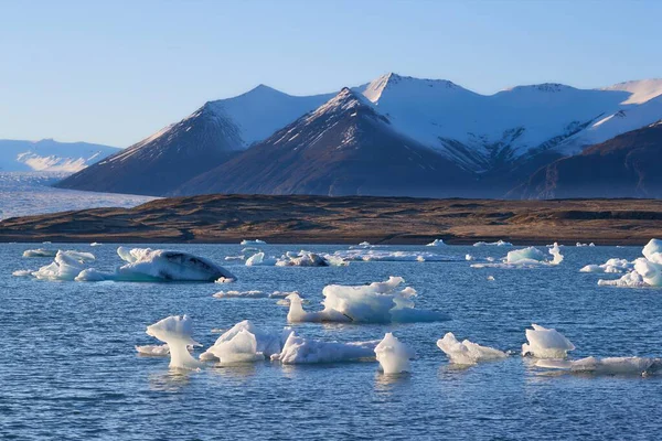 Lago glaciale con iceberg — Foto Stock