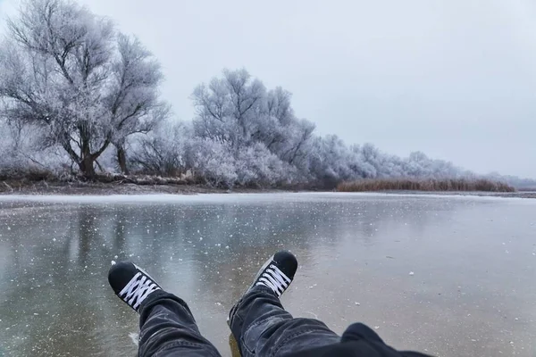 Patinaje en un lago — Foto de Stock