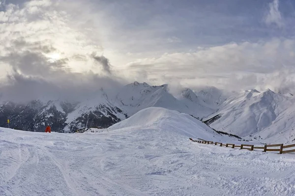 Skidåkning landskap i Alperna på vintern — Stockfoto