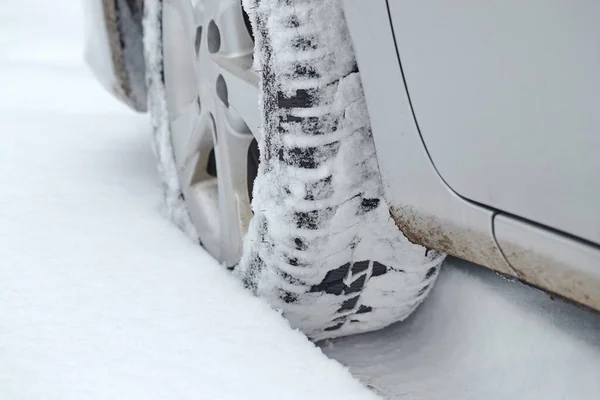 Pneumatico auto sulla neve — Foto Stock