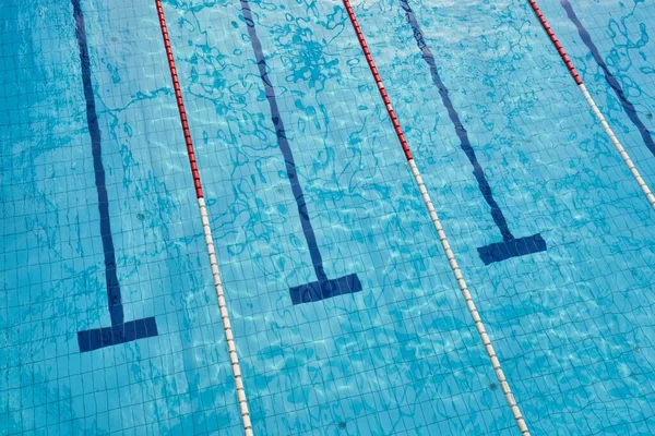 Seilbahnen im Schwimmbad — Stockfoto