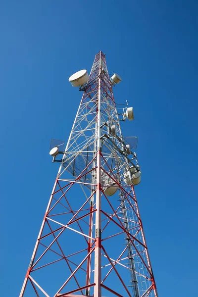 Torres transmissoras, céu azul — Fotografia de Stock