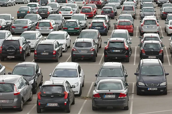 Muitos carros Estacionamento — Fotografia de Stock