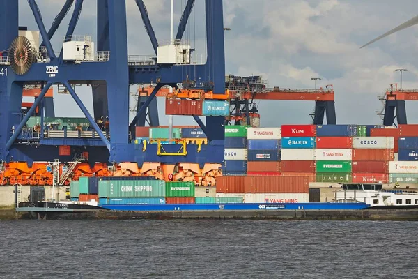 Caricamento di container su una nave — Foto Stock