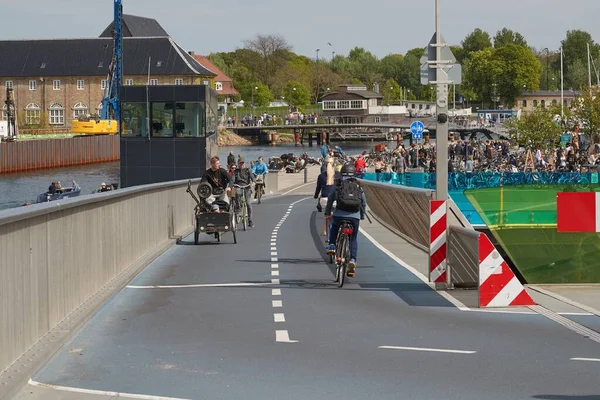 Езда на велосипеде в Копенгагене — стоковое фото