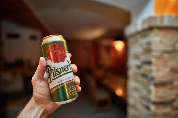 Holding beer in a house — Stock Photo, Image