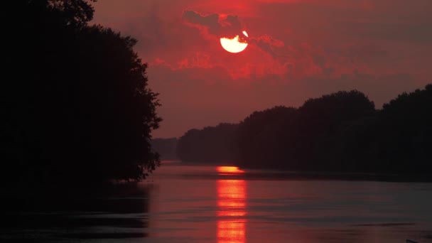 Chmurny wschód słońca nad rzeką — Wideo stockowe