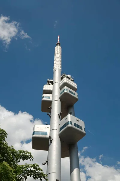 Torre TV dal basso, Praga — Foto Stock