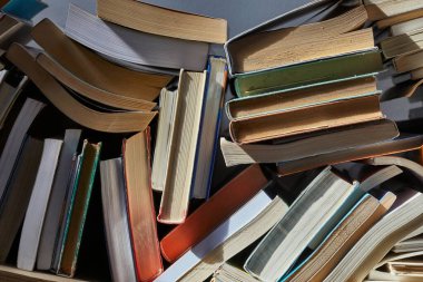 Kitap duvarı birikti.