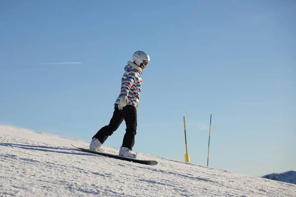 Mulher snowboarder nos Alpes — Fotografia de Stock