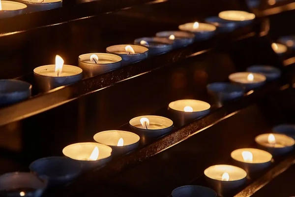 黑暗的教堂里的蜡烛 — 图库照片
