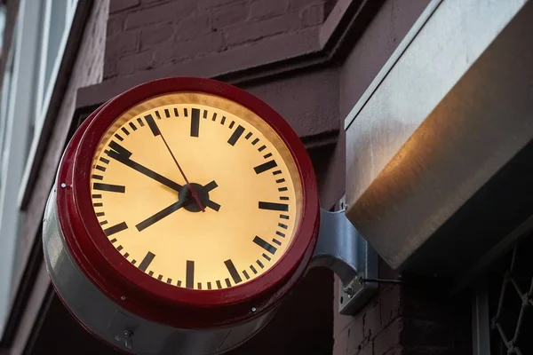 Orologio in una stazione — Foto Stock