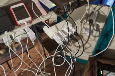Telefonlar ve diğer cihazlar şarj ediliyor