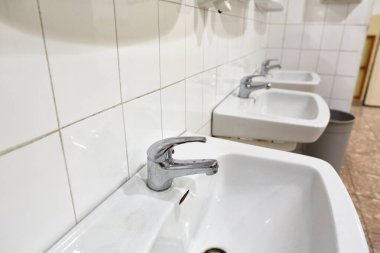 Arka arkaya bir leğene vurur