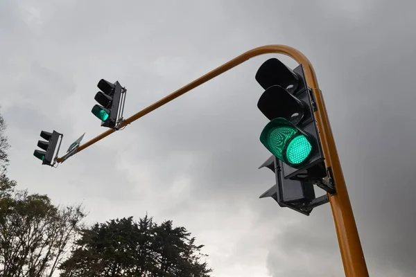 Közlekedési lámpa zöld, esti lámpa — Stock Fotó