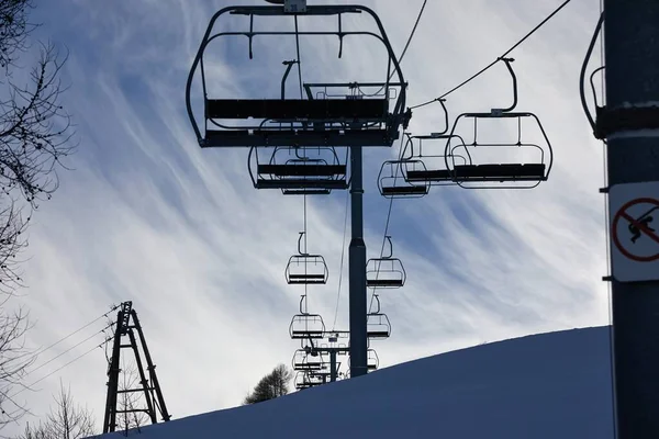 Ski lift ascending the mountain — Stock Photo, Image