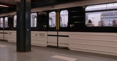 Metro istasyonu terk