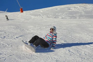 Snowboardcu sinsi sinsi oturuyor.