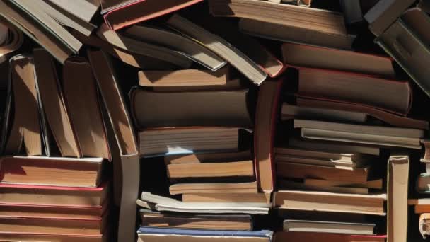Parede de livros empilhados — Vídeo de Stock