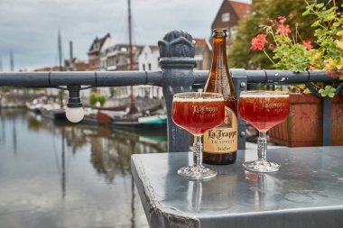 Hollanda'da bir bardağa trappist birası döküldü