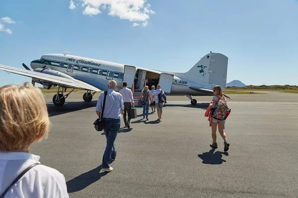 DC-3 at the airport, passangers boarding — Stock Photo, Image