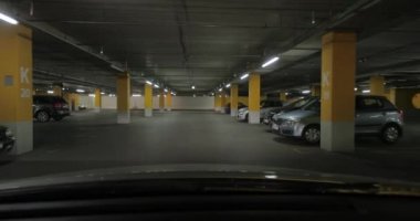 Otoparkın bodrumunda araba kullanırken.