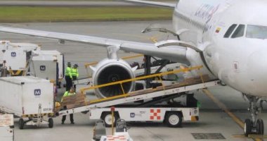 Uçak zemin tutuşu, kargo yüklemesi