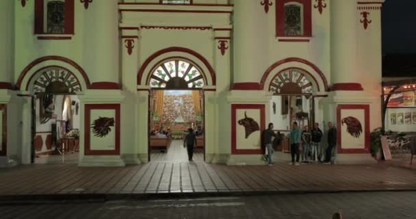 Iglesia en Gutape colorida luz nocturna — Vídeos de Stock