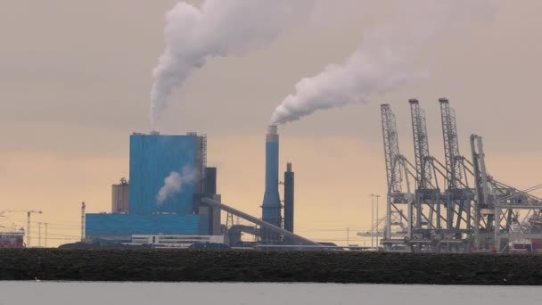 Курящая электростанция и нефтеперерабатывающий завод — стоковое видео