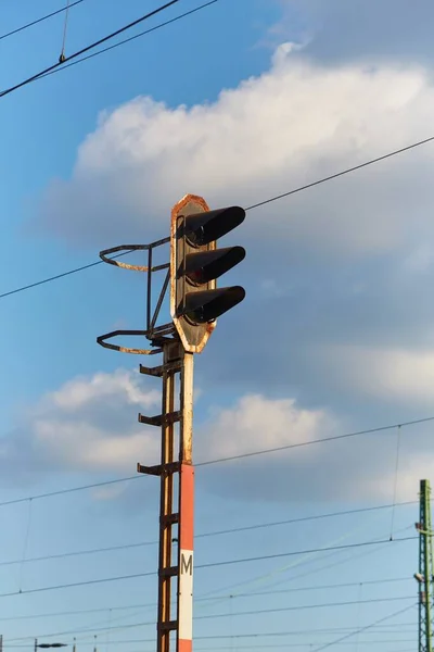 Luz de señal ferroviaria en un poste oxidado — Foto de Stock