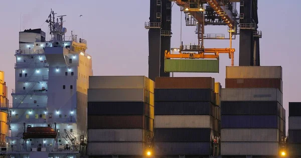 Cargando contenedores en un barco al amanecer —  Fotos de Stock