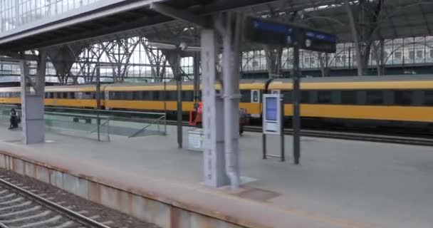 Chegando à estação ferroviária central de PRague — Vídeo de Stock