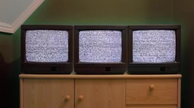 Üç eski televizyon çekmiyor.