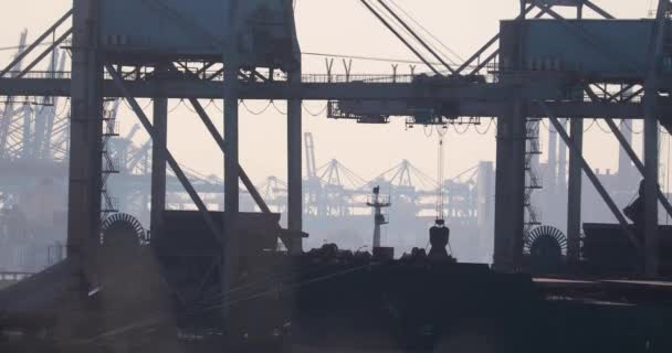 Descarregar um enorme navio a carvão — Vídeo de Stock