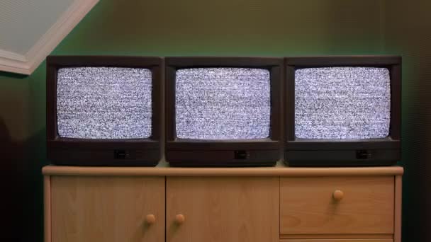 Три старых телевизора без сигнала — стоковое видео