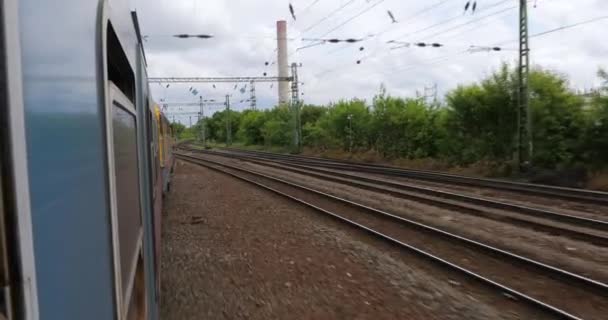 Cesta vlakem z otevřeného okna — Stock video