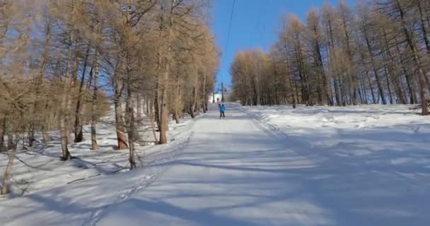 Ski lift ascending to the slopes — Stock Video