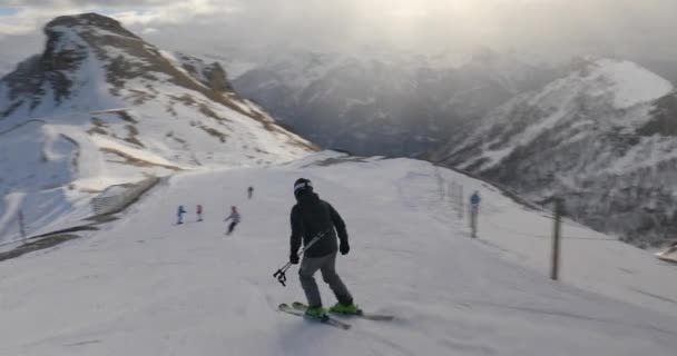 在阿尔卑斯山里滑雪 — 图库视频影像