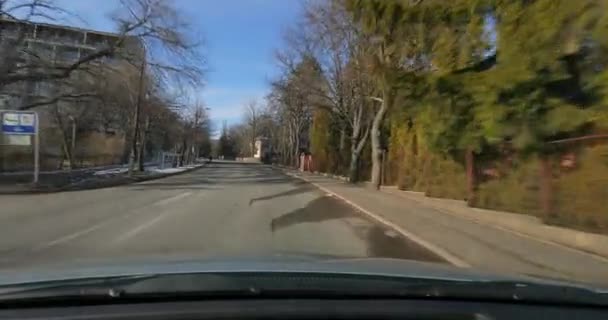 Kışın bir kasabada araba sürmek. — Stok video
