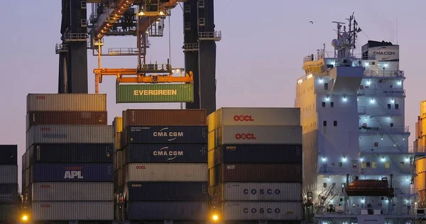 Cargando contenedores en un barco al amanecer —  Fotos de Stock