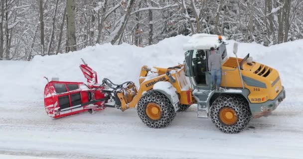 Winter road clearing snowplow — Stok Video