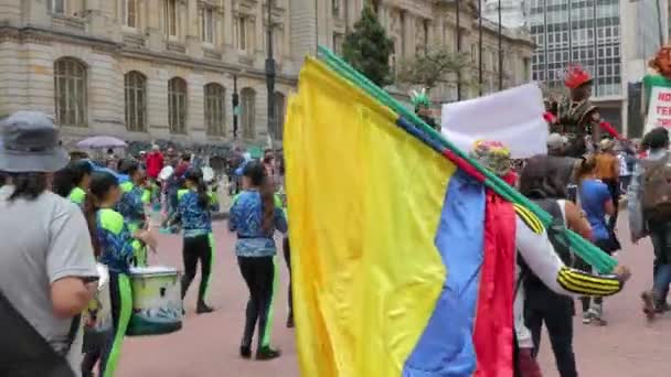 Демонстрация политического протеста на улицах Боготы — стоковое видео