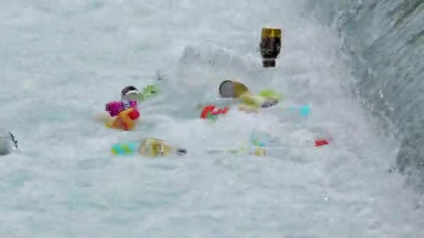 Bottiglie di plastica in un fiume — Video Stock