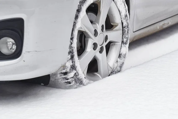 雪の中で車のタイヤ — ストック写真