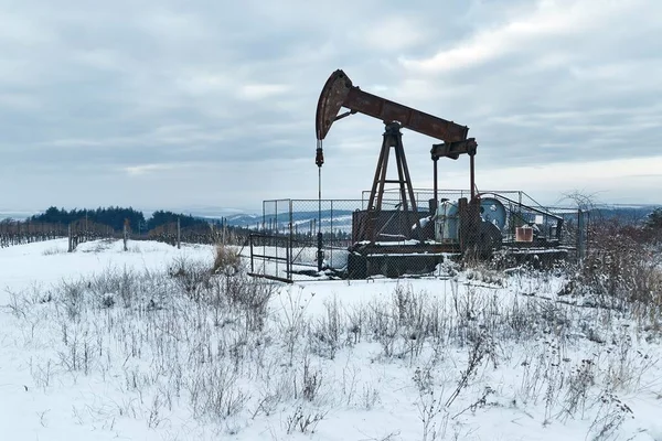 Pozzo di petrolio su un paesaggio invernale — Foto Stock