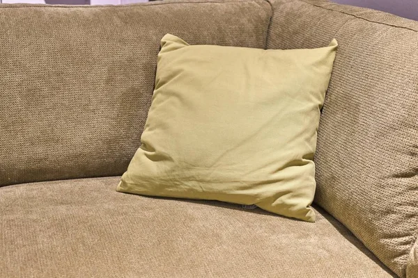 Sofá con almohadas —  Fotos de Stock