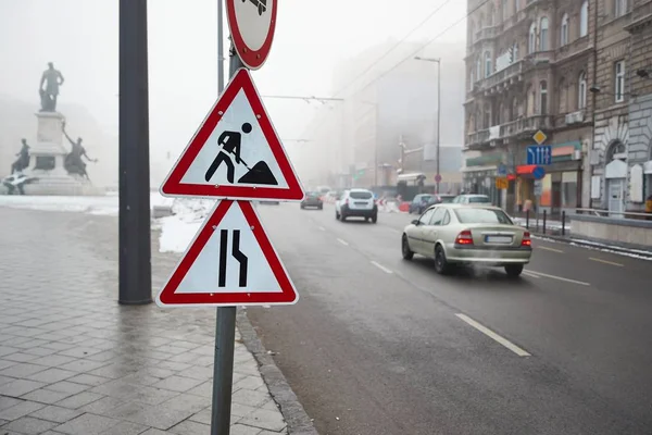 Туманная улица с машинами — стоковое фото