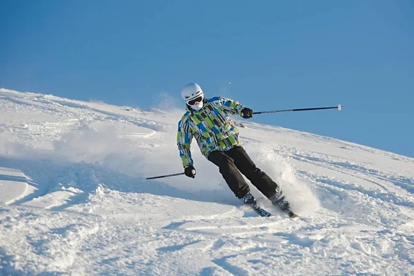 Skifahren im frischen Pulverschnee — Stockfoto