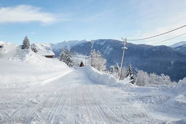 Route d'hiver dans les montagnes — Photo